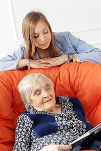 带孙女的老年妇女女儿发型家庭奶奶皱纹微笑椅子夫妻女性祖母图片