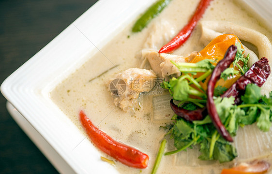 喝椰子奶汤的土豆菜汤食物文化热带香料辣椒树叶午餐蓝色牛奶奶油图片