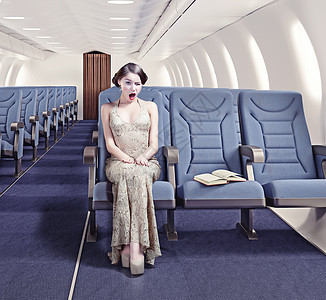 女孩在飞机上班级乘客航班旅行女士窗户女性运输商业航空公司图片