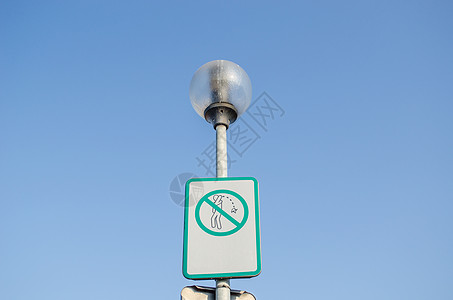 在街灯上乱丢街道上的警示标志绿色说明操作信号回收城市安全民众生态垃圾图片