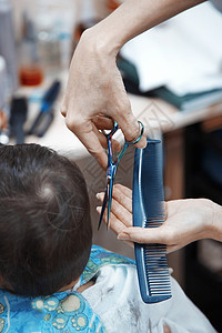 婴儿理发师女士头发美发身体美容师场景一部分沙龙两个人孩子图片