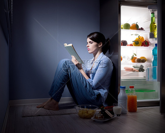 睡不着的女人在厨房看书赤脚地板失眠专注饮食就寝魅力冰箱时间女士图片