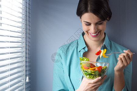 午餐休息时间女士素食女性健康饮食蔬菜快乐胡椒百叶窗西红柿饮食图片