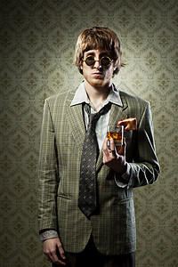 酒喝力强的宿醉者太阳镜壁纸艺术家派对年轻人酒精复古威士忌套装眼镜图片