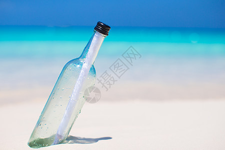 白沙中埋有口信的瓶子软木救援阳光贝壳旅游孤独幸存者旅行气泡沙漠图片