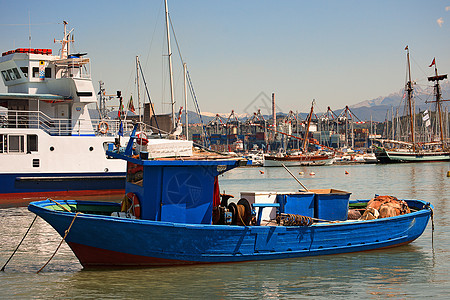蓝渔船和红渔船图片