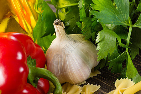 意大利意大利意面和蔬菜桌子烹饪美食饮食面条香料辣椒古董午餐餐厅图片