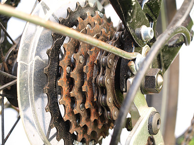 自行车链条紧贴生锈的自行车轮辐条合金链条链环金属运动牙齿链轮自行车齿轮背景