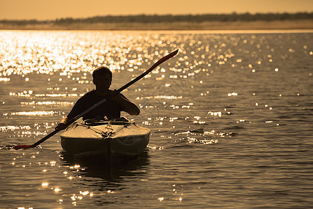 日落时排行冒险旅游皮艇独木舟闲暇波纹血管划桨假期追求图片