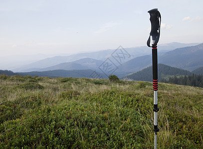 在喀尔巴阡山远足旅行地形登山杖运动场景森林城市乡村风景爬坡图片