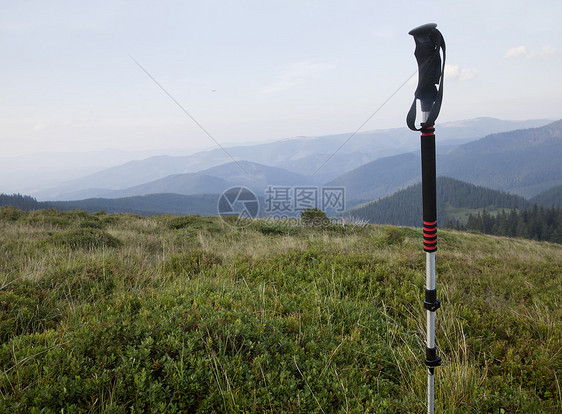 在喀尔巴阡山远足旅行地形登山杖运动场景森林城市乡村风景爬坡图片