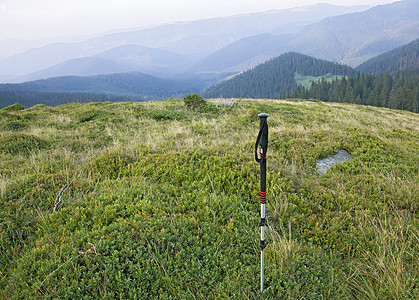 在喀尔巴阡山远足水平乡村闲暇旅行荒野登山杖山脉风景冒险爬坡图片