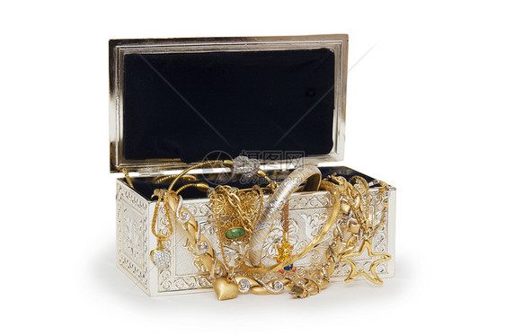 带项链的首饰盒 在白色背景上孤立雕刻礼物珠宝手镯奢华宝藏盒子胸部珠子古董图片