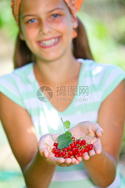 红发女孩醋栗金发女性童年农场场地孩子收成水果微笑图片