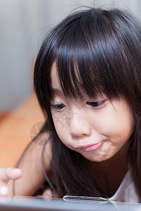 女孩玩平板电脑沙发药片电子游戏教育互联网孩子女性技术展示图片