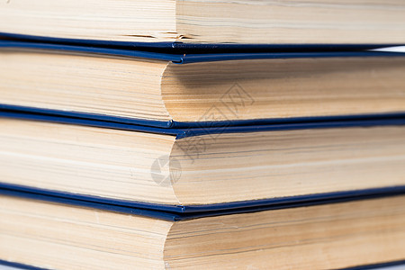 书籍 白色背景的旧书堆叠头书文学学习圣经历史木头蓝色出版物大部床单图片