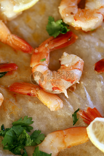 粉红 生虾堆积在桌子上海鲜午餐情调小吃桌布香菜甲壳美食食物橙子图片