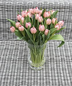 有粉红色郁金花花花的花瓶粉色灰色竹子红色芦苇郁金香白色修剪展示妈妈们图片