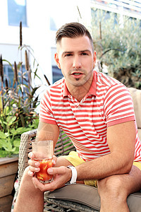 坐在咖啡厅的成熟时尚男子果汁发型男生房子男性生活衬衫头发男人衣服图片