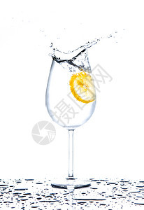 柠檬在白色背景上冲入水杯口渴矿泉水蓝色气泡玻璃反射运动水果饮料矿物图片