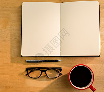 带笔眼镜和咖啡的露天笔记本背景图片