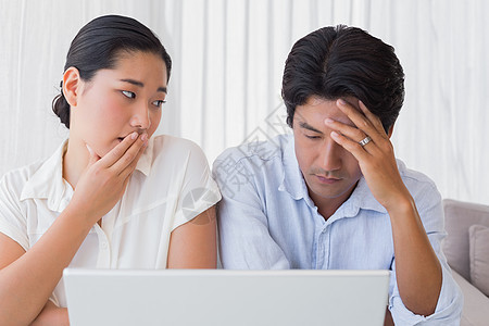 夫妻一起用笔记本电脑担心技术房子男性时间女朋友震惊闲暇焦虑女士房间图片
