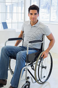 手持轮椅 笑着看镜头的偶然商务人士工作休闲人士商务功能残疾人男性职业男人职场图片