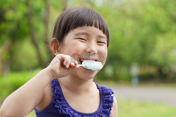 快乐的小女孩在夏天吃冰棒操场冰淇淋家庭公园糖果乐趣棒冰婴儿童年孩子图片