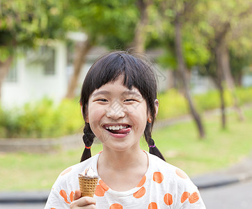 爱吃冰淇淋的可爱女孩女儿家庭舌头姐姐奶油女士食物孩子享受嘴唇图片