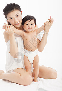 抱着健康婴儿男孩的快乐母亲图片