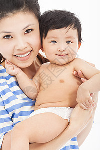 快乐的母亲抱着可爱的婴儿男孩乐趣幸福拥抱喜悦妈妈微笑女士父母家庭生活图片