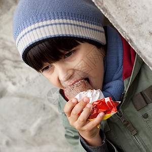 儿童吃冰淇淋孩子巧克力食物街道帽子快乐蓝色男性童年婴儿图片