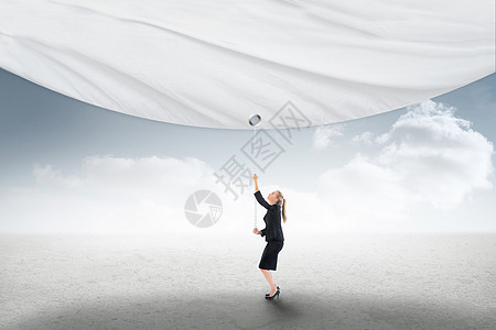 商业女商务人士的复合图像拉着白色屏幕天空窗帘专注女士金发沙漠绘图职业金发女郎计算机图片