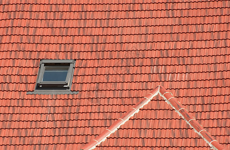 阁尖窗口建筑屋顶天空瓷砖发泄阁楼红色马赛克黏土窗户背景图片