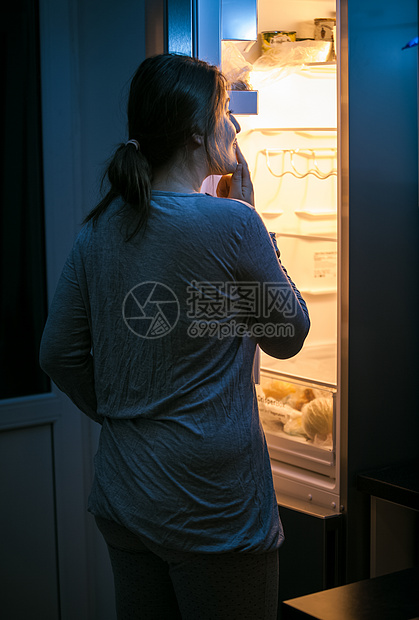 夜深时在冰箱里看年轻女人图片