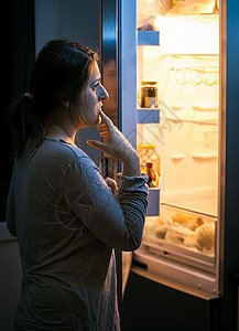 夜深时在冰箱里看着女人的女人图片