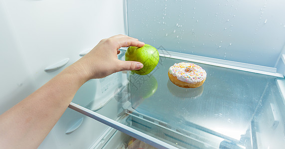 用手拿苹果代替甜甜甜圈 放在冰箱里图片