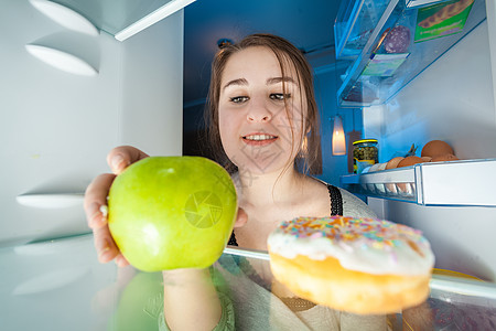 在吃苹果的女人的冰箱里 画出的肖像图片