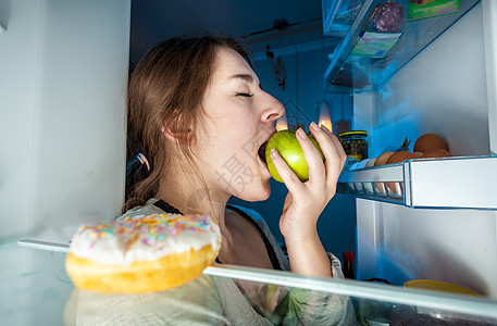 从冰箱里面的肖像画里 年轻女人吃苹果的冰箱里图片