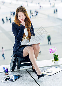 在她办公室外工作的受力很强的初级行政主管动力学生女士人士情感公司危机团队职业商业商务图片