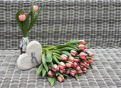 两个花瓶 有粉红色的郁金香花郁金香红色粉色灰色竹子修剪芦苇白色展示妈妈们背景图片