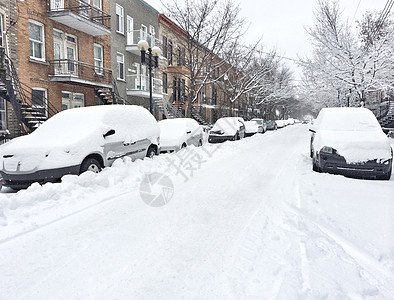 暴雪后的城市街道驾驶交通住宅邻里天气建筑雪堆城市降雪暴风雪图片