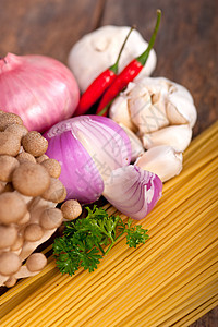 意大利意大利面食和蘑菇酱配料蔬菜盘子餐厅食谱养分香菜美食厨房胡椒面条图片