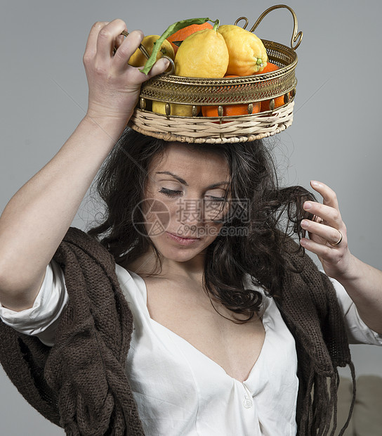 女人头上戴着一篮子水果图片