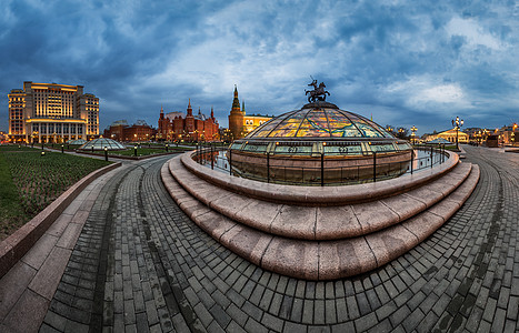 曼内格广场和莫斯科晚间克里姆林宫的全景 摩斯堡垒喷泉纪念碑行人博物馆地标雕塑历史天空雕像图片