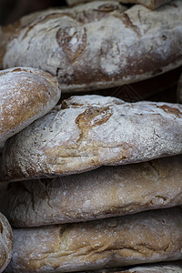 西班牙古代中世纪博览会的手工面包粮食乡村蓝色谷物小麦桌子木板棒子玉米面粉图片
