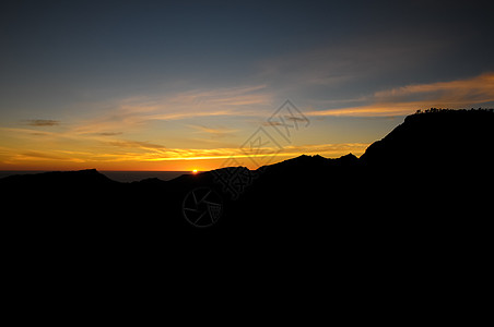 日落在山上天空沙漠橙子太阳背景图片
