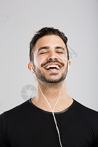 快乐的人听音乐男生拉丁耳机成人壮汉工作室音乐衬衫男性灰色图片