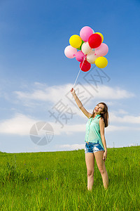 Ballons 女孩带Ballons自由乐趣闲暇场地旅行飞行草地活力享受天空图片