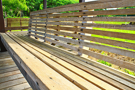 木制公园板凳公园叶子阳光花园木头椅子车道孤独场景座位图片